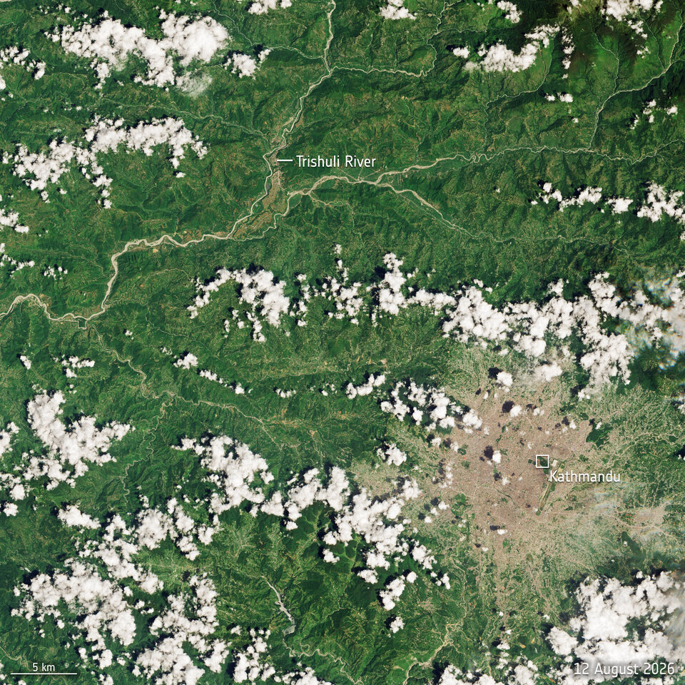 홍수 전인 2026년 8월 12일 같은 지역을 촬영한 Sentinel-2 위성 사진.